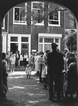840980 Afbeelding van het publiek bij de ingang van het provinciehuis (Paushuize, Kromme Nieuwegracht 49) te Utrecht, ...
